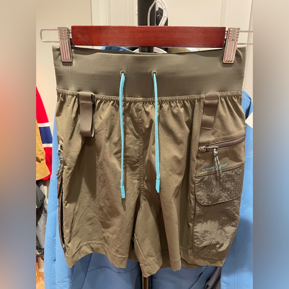NWT Lululemon Cargo Hiking Short Size 2